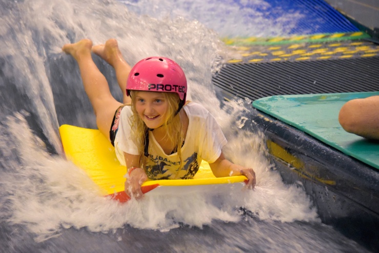 Flicka surfar bodyboard