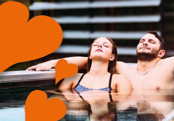 Par kopplar av i utepoolen på relaxen