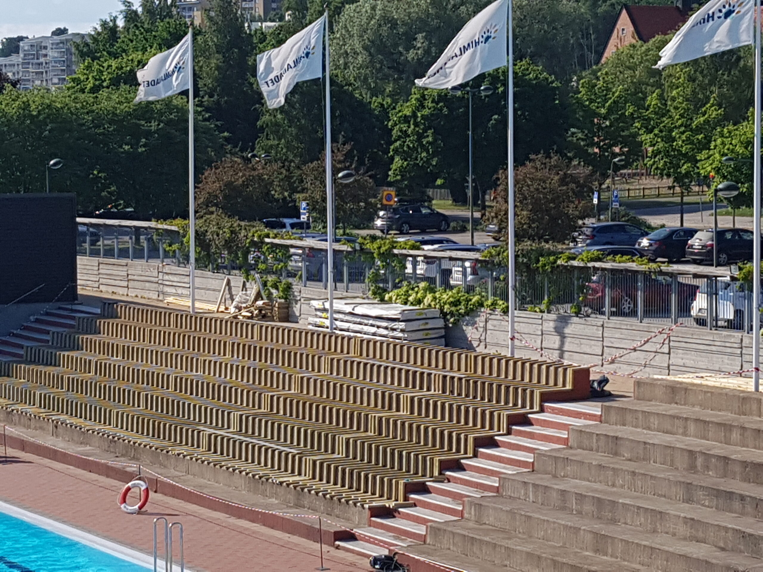 utebadets läktare rustas upp