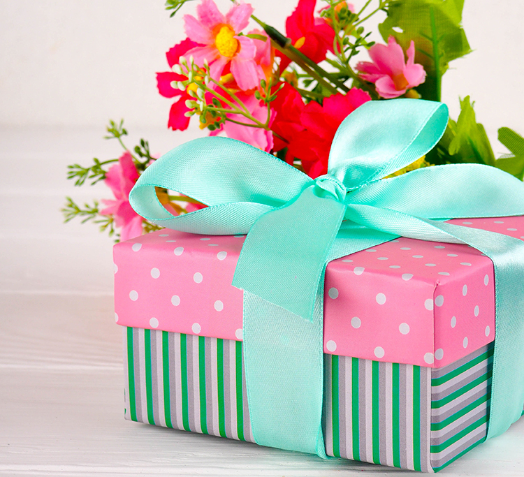 presentpaket med blommor