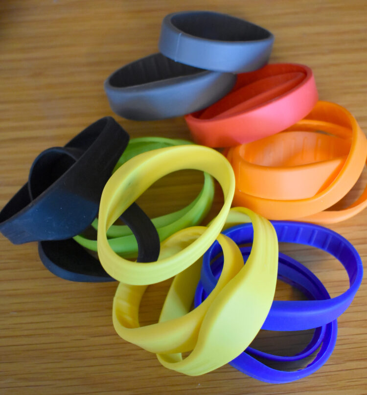 Entréarmband i olika färger
